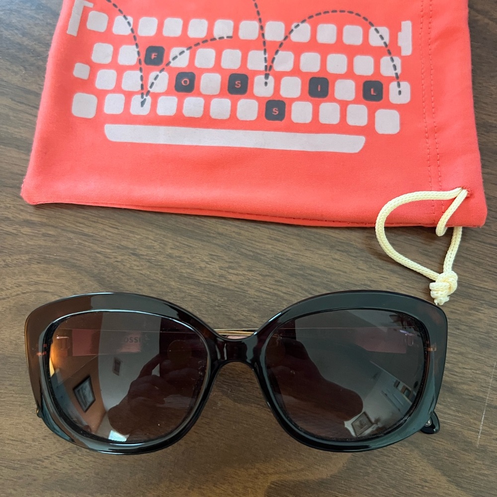 Fossil Sunglasses w/ case. Tortoise shell and gold.